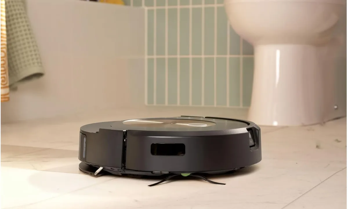 Roomba j9+ de la iRobot are acum o reducere de peste 400 de dolari.