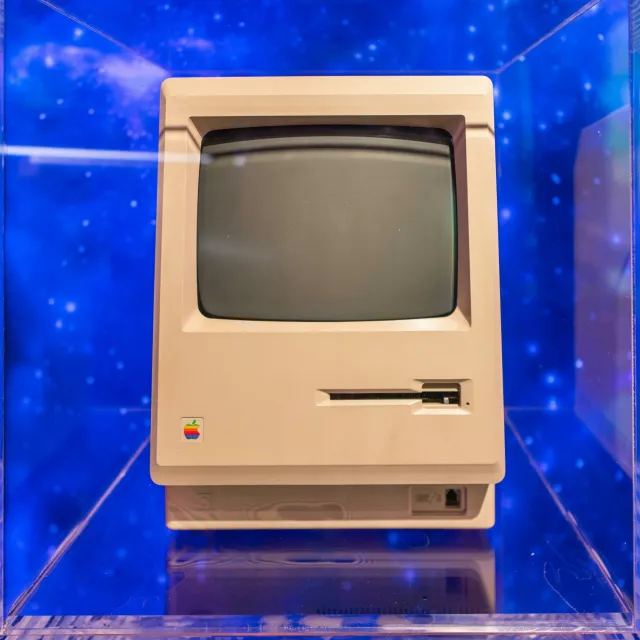 La mulți ani, Macintosh! Computerul iconic împlinește 41 de ani