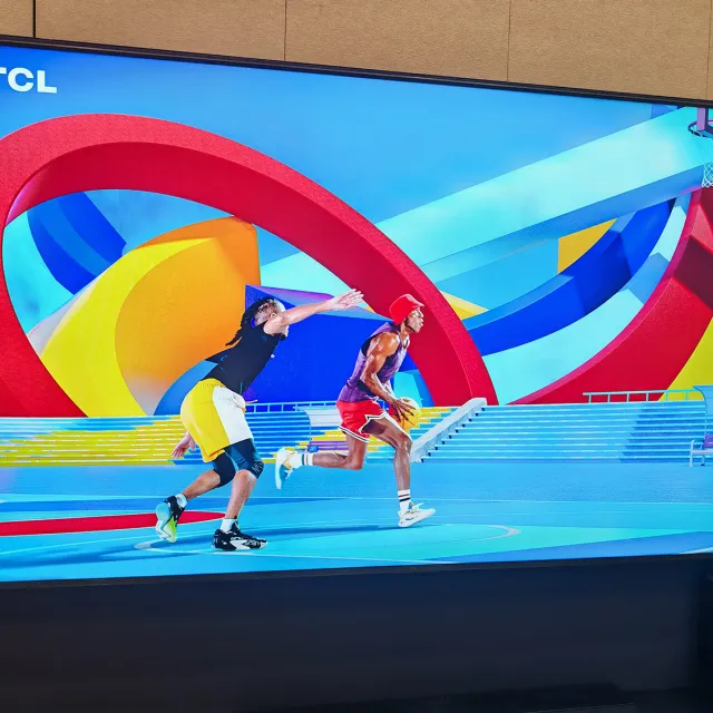 TCL lansează seria de televizoare 4K QM6K cu tehnologie QD-Mini LED îmbunătățită la CES 2025